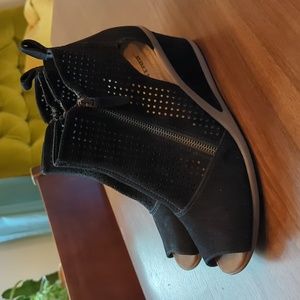 Earth cosmos black leather laser cut peep to wedge heels size 12